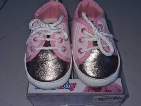 Bebeski obuvki broj 18 novi vo kutija